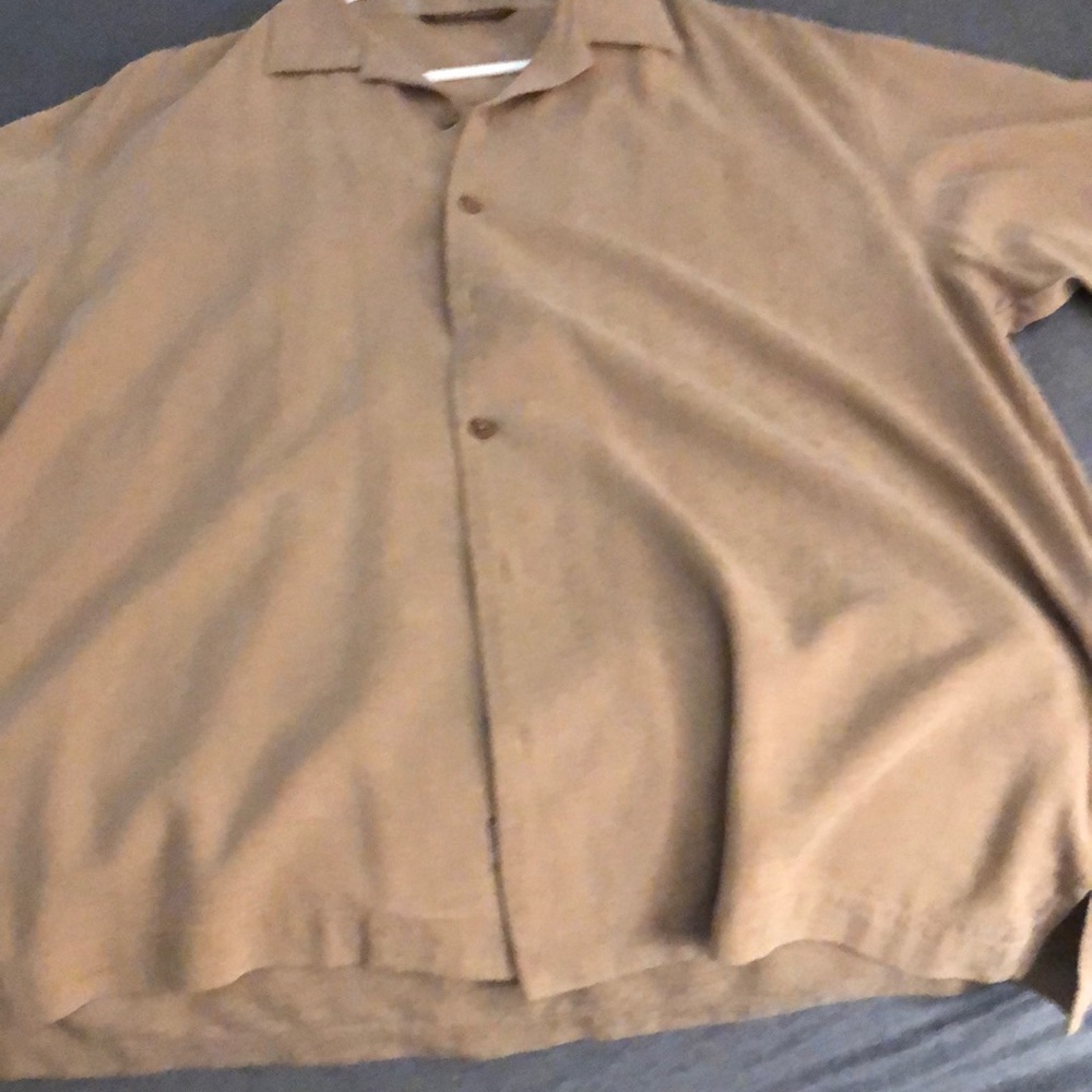 Tommy bahama men’s short sleeve button down shirt in perfect condition